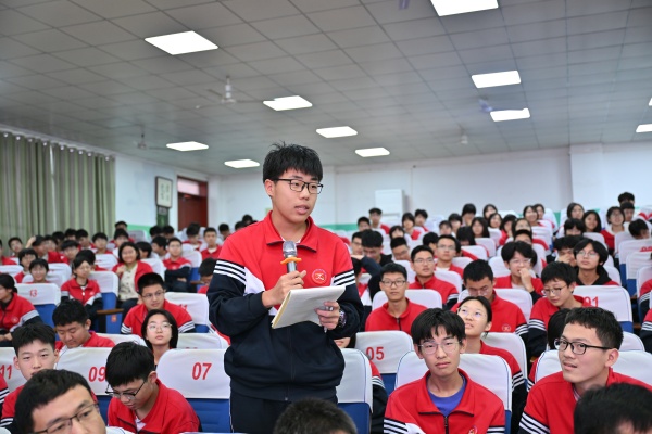 鸡泽县第一中学学生在讲座现场向教授提问。史青摄