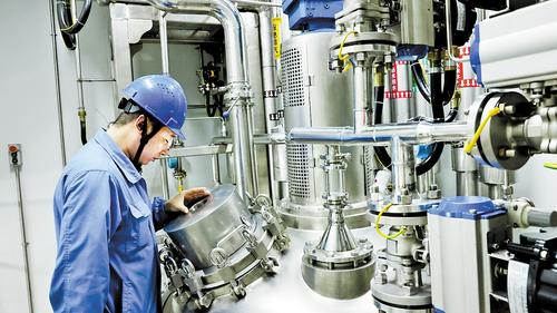 9月26日，在華潤雙鶴藥業股份有限公司滄州分公司，工作人員正在生產線上查看設備運行情況。 高 寧攝
