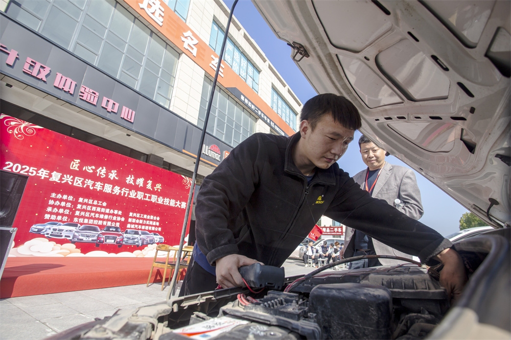 选手在进行汽车综合故障的诊断与排除竞赛。聂长青摄