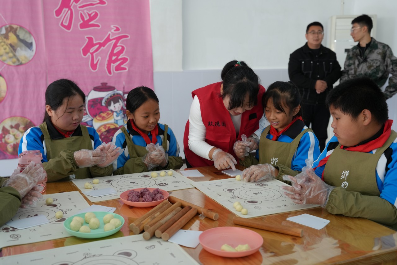 工作人員正在指導學生們制作玫瑰鮮花餅。張澤慧攝