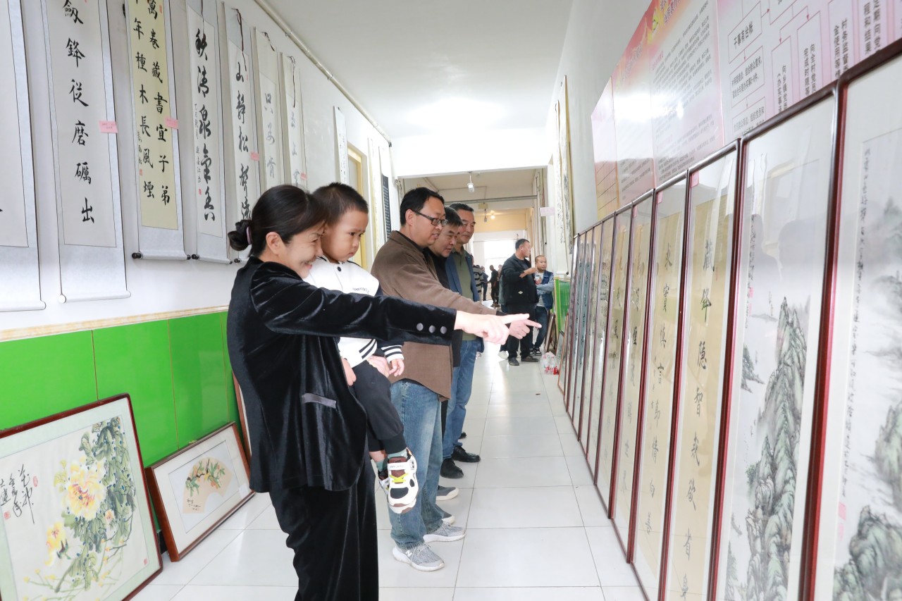 10月12日，書畫愛好者在觀看書畫展覽。田博攝