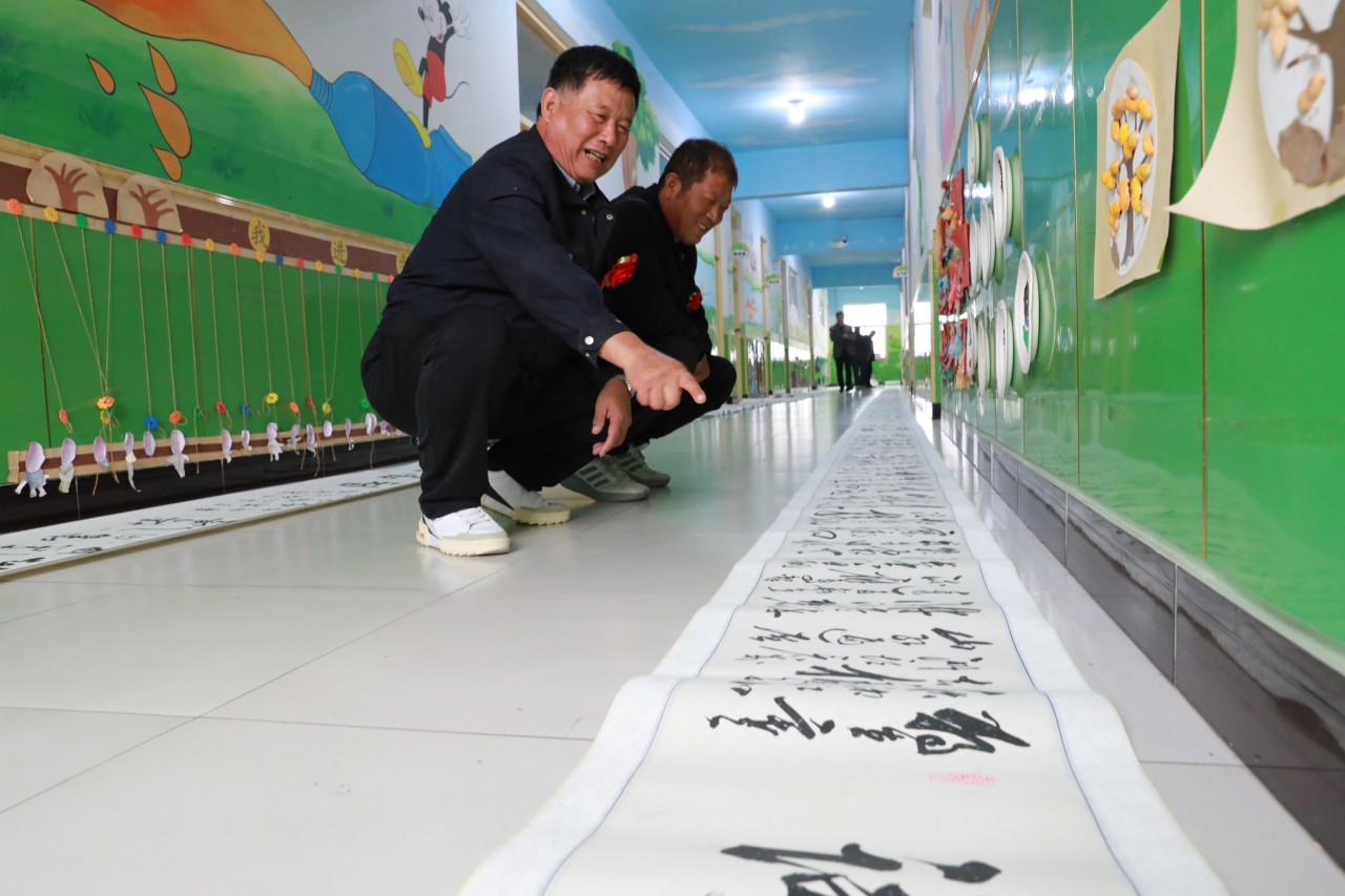 10月12日，書畫愛好者在觀摩毛體長卷。田博攝