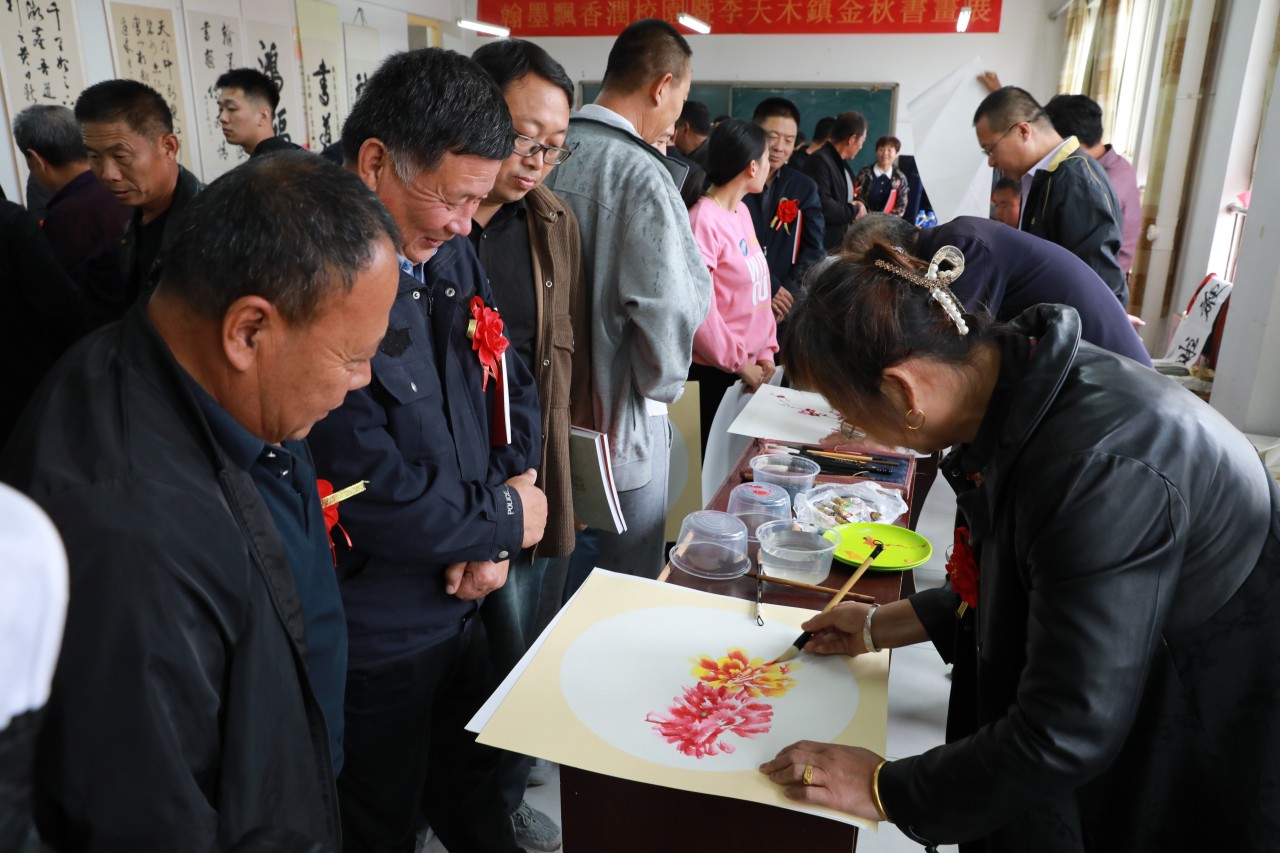 10月12日，書畫愛好者在現場學習觀摩。田博攝