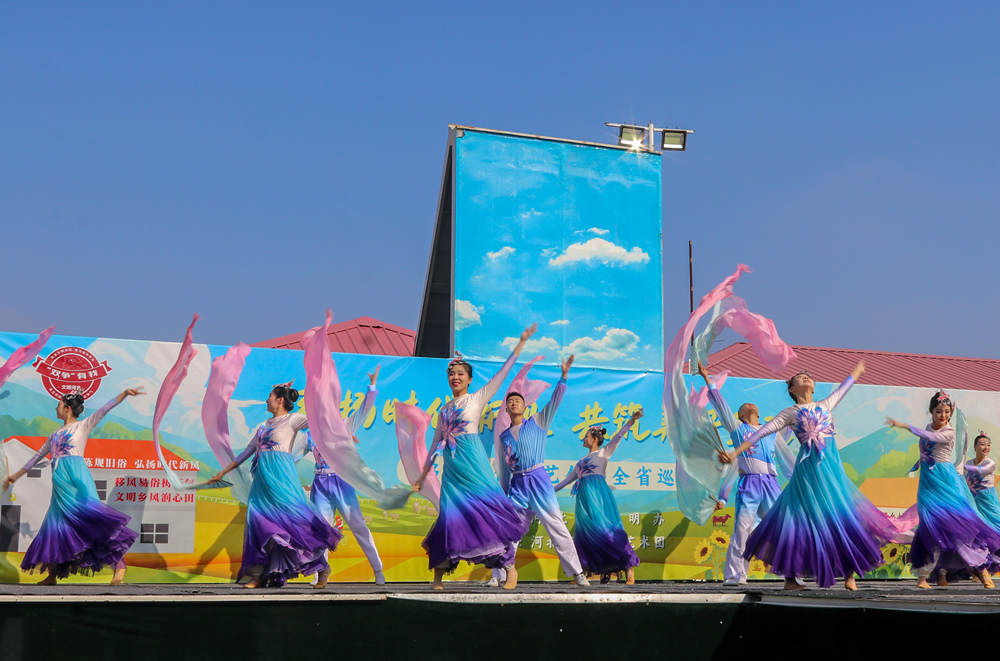 10月13日，河北省心连心艺术团舞蹈队表演开场舞《和谐盛世》。耿培轩摄