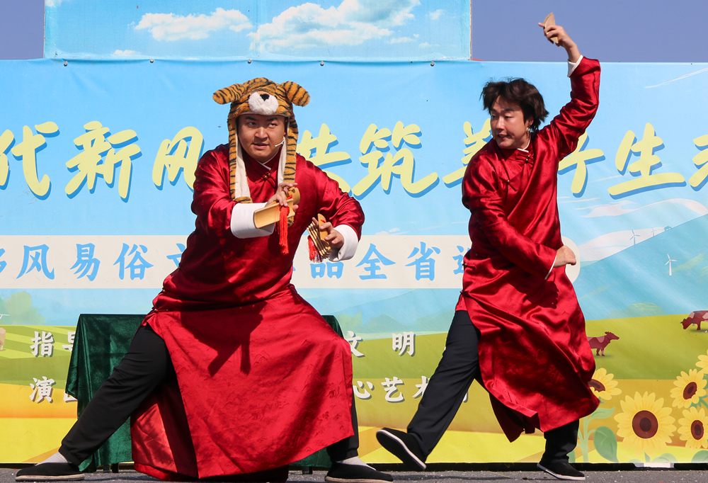 10月13日，演员吕佳豪、姚泽宇表演书板联唱《武松打虎》。杨少杰摄