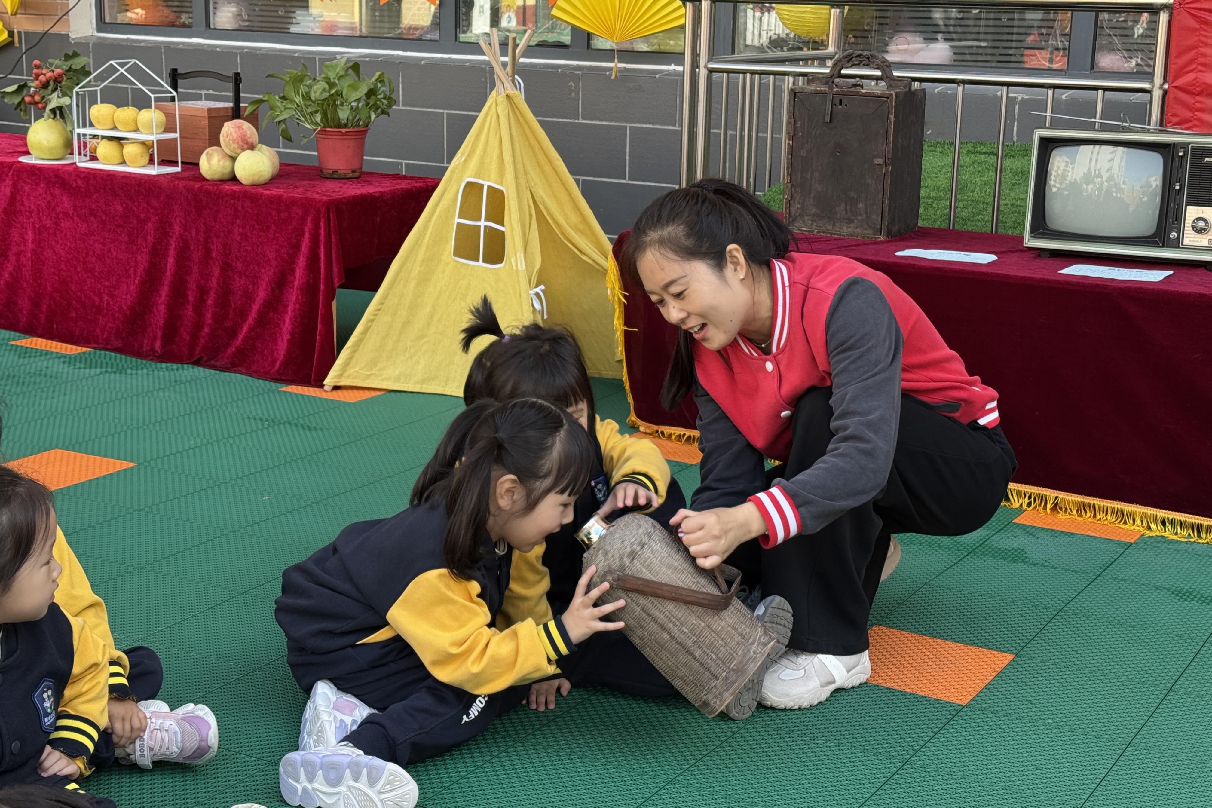 孩子们“触摸体验”老物件。顺平县委宣传部供图