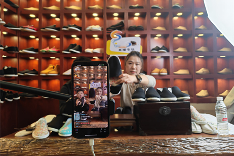 主持人介紹非遺布鞋工藝