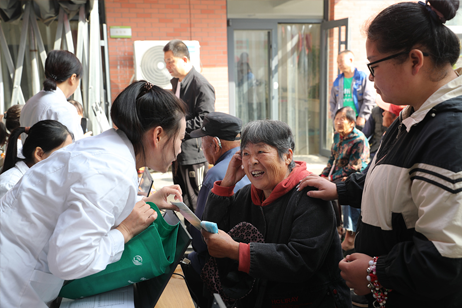 工作人員向聽障人士及其家屬講解相關注意事項