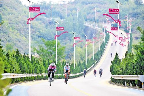 9月27日，参加2025中国公路自行车公开赛（邢台站）的选手在抗大路上角逐。 本报记者 赵永辉摄