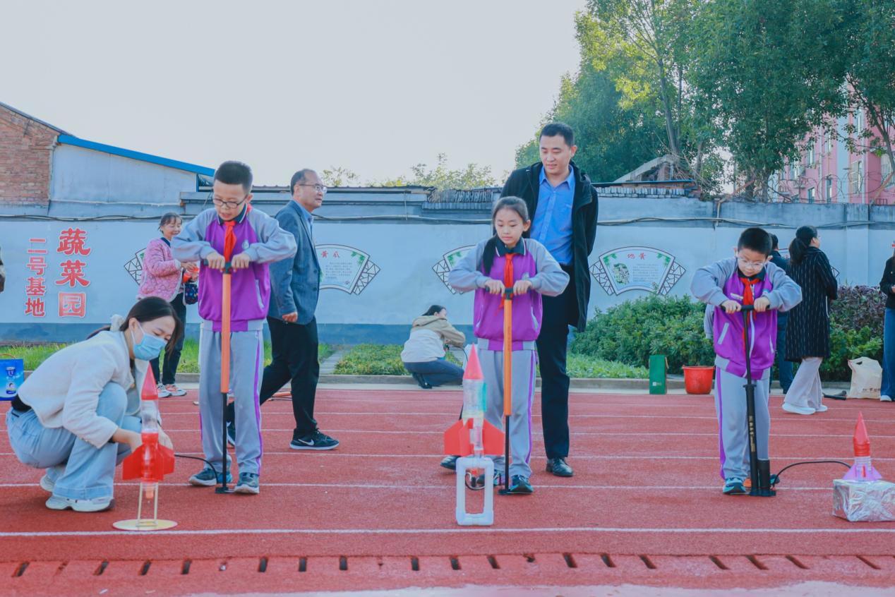 学生们正在发射自制水火箭。郭春朝摄