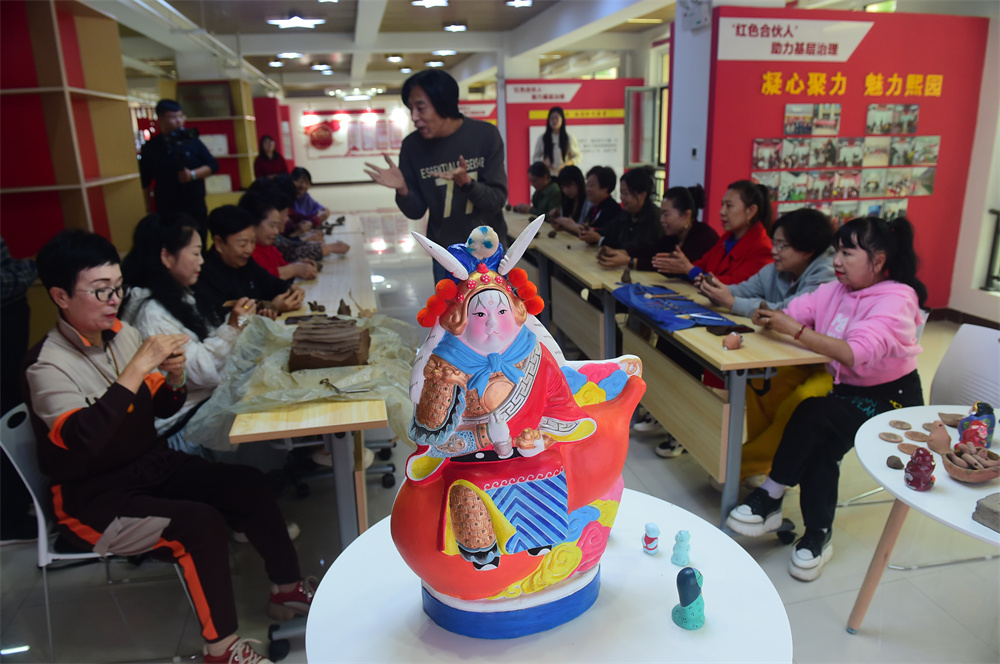 10月16日，沧州市新华区新时代文明实践中心在熙园社区开展“泥塑传非遗 邻里话文明”主题活动。傅新春摄