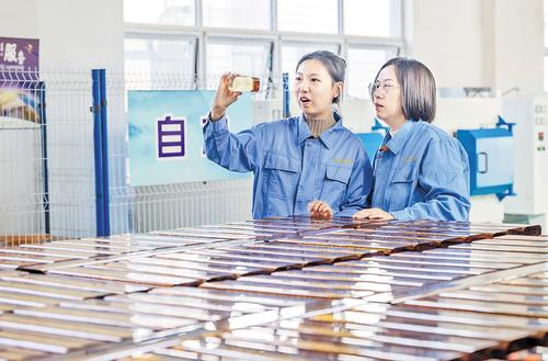 10月13日,盧奕霖(左)在秦皇島星箭特種玻璃有限公司車間查看生產情況。 本報記者 趙 杰攝