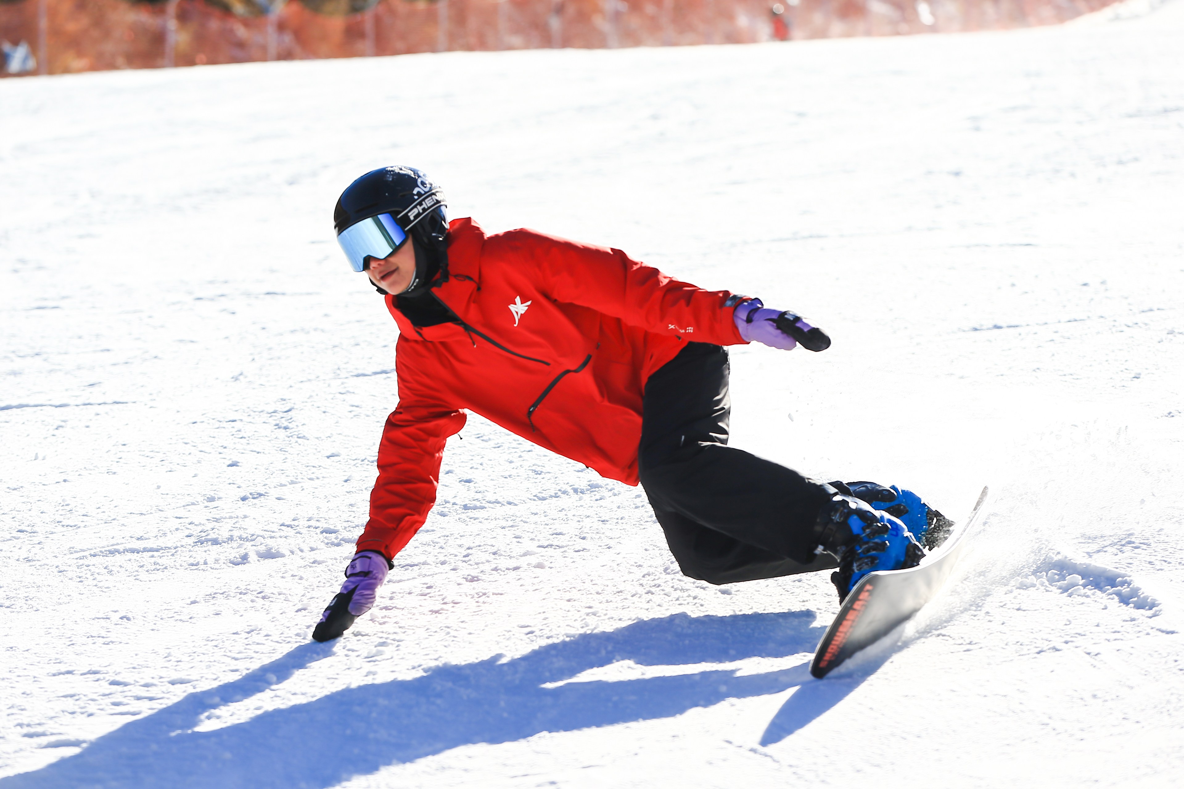 雪友在万龙滑雪场享受滑雪乐趣。于文静摄