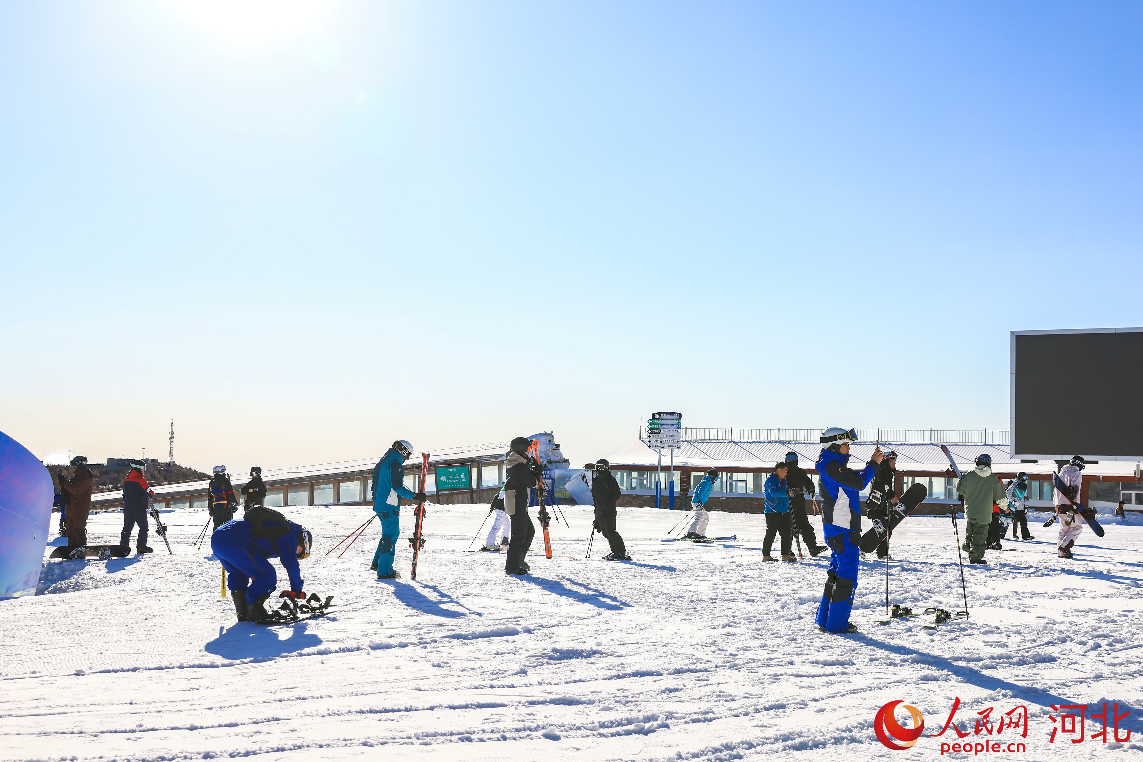 雪友在万龙滑雪场享受滑雪乐趣。人民网记者 赵明妍摄