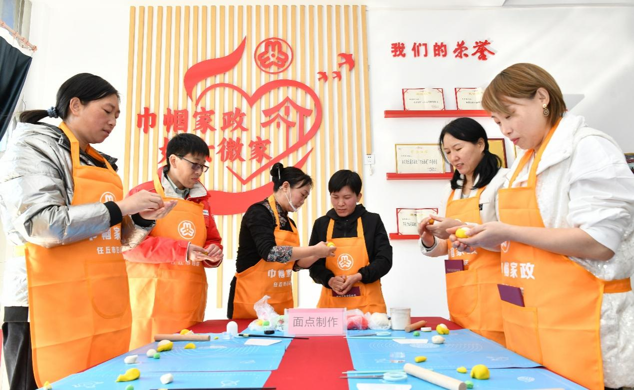 10月21日，学员在任丘市东方巾帼家政培训基地学习面点制作。苑立伟摄