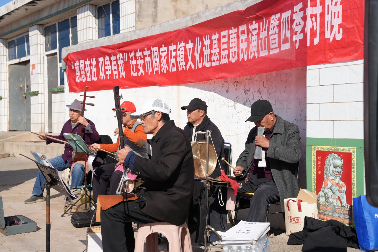 为本次惠民文化演出伴奏的乐队。张泽慧摄