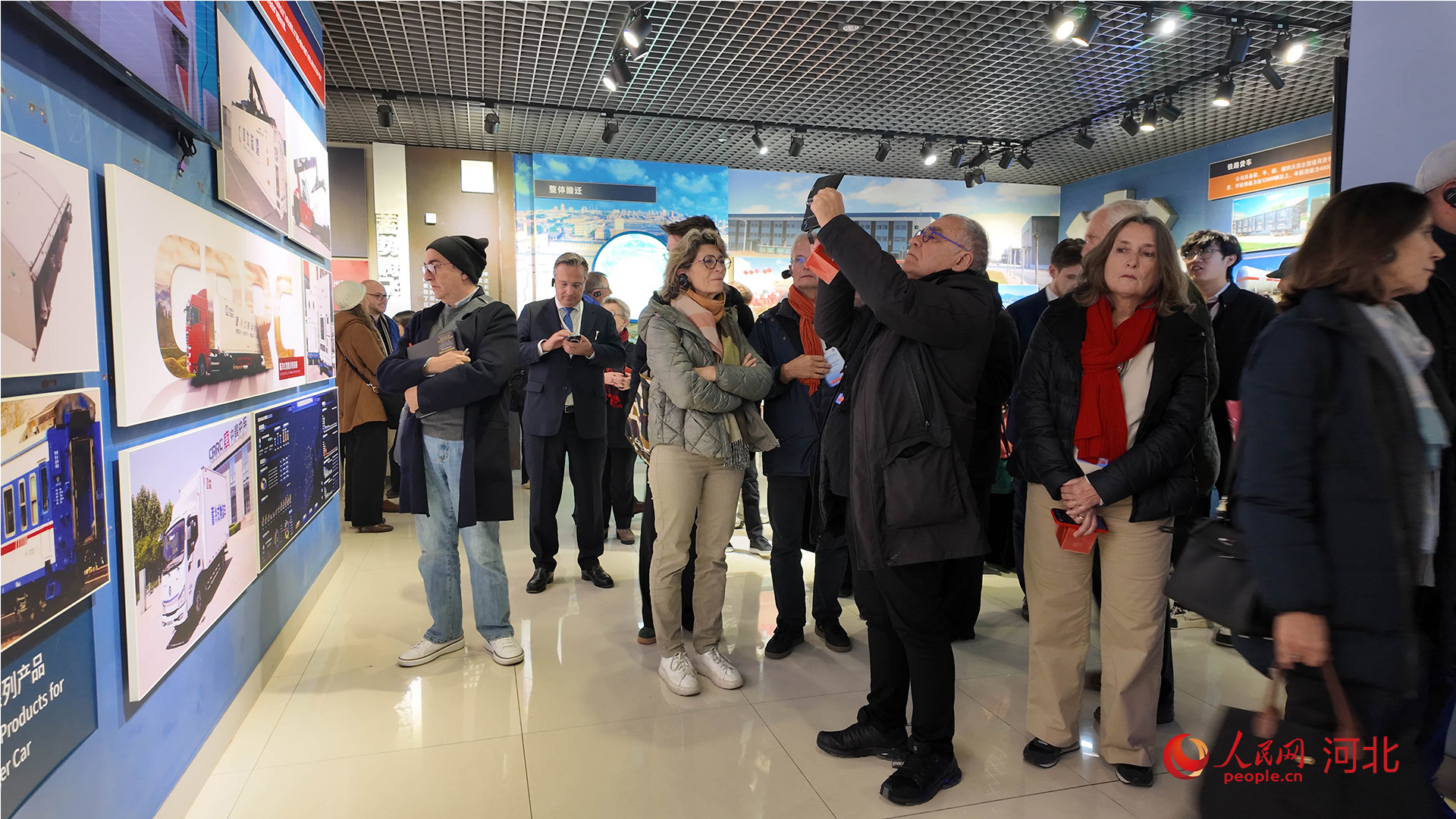 中法嘉宾参观中车石家庄车辆有限公司。人民网 于雪晴摄