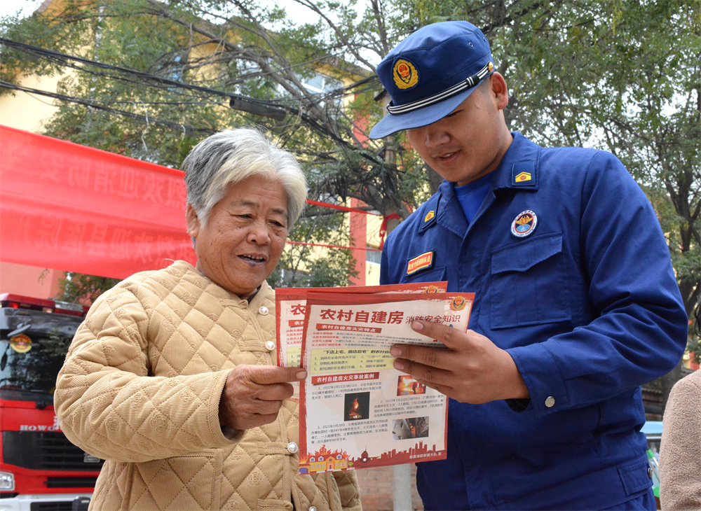 消防员向村民科普消防安全知识。胡宇婷摄