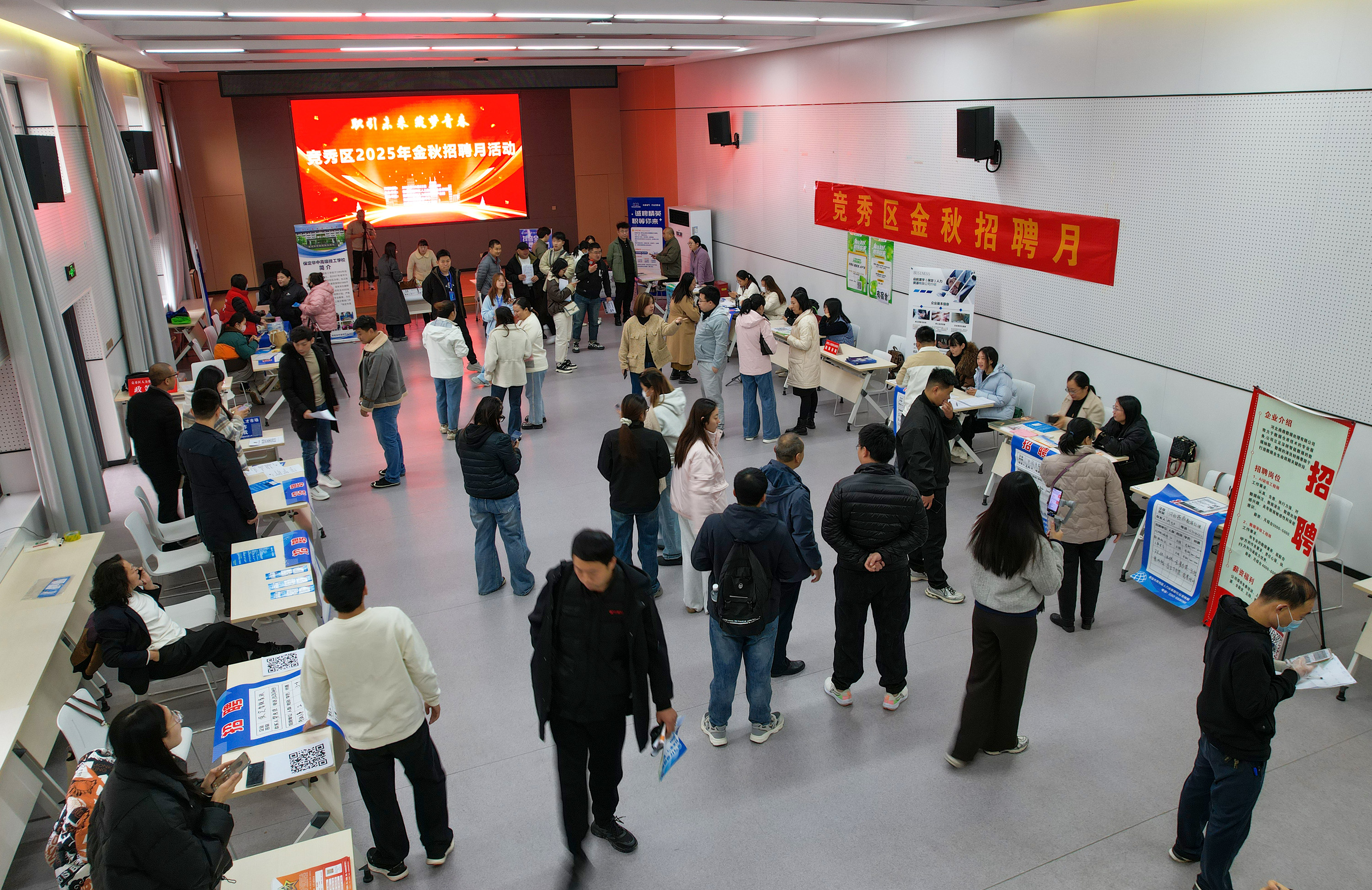 10月22日,保定竞秀区就业援助月专项招聘会现场。耿培轩摄