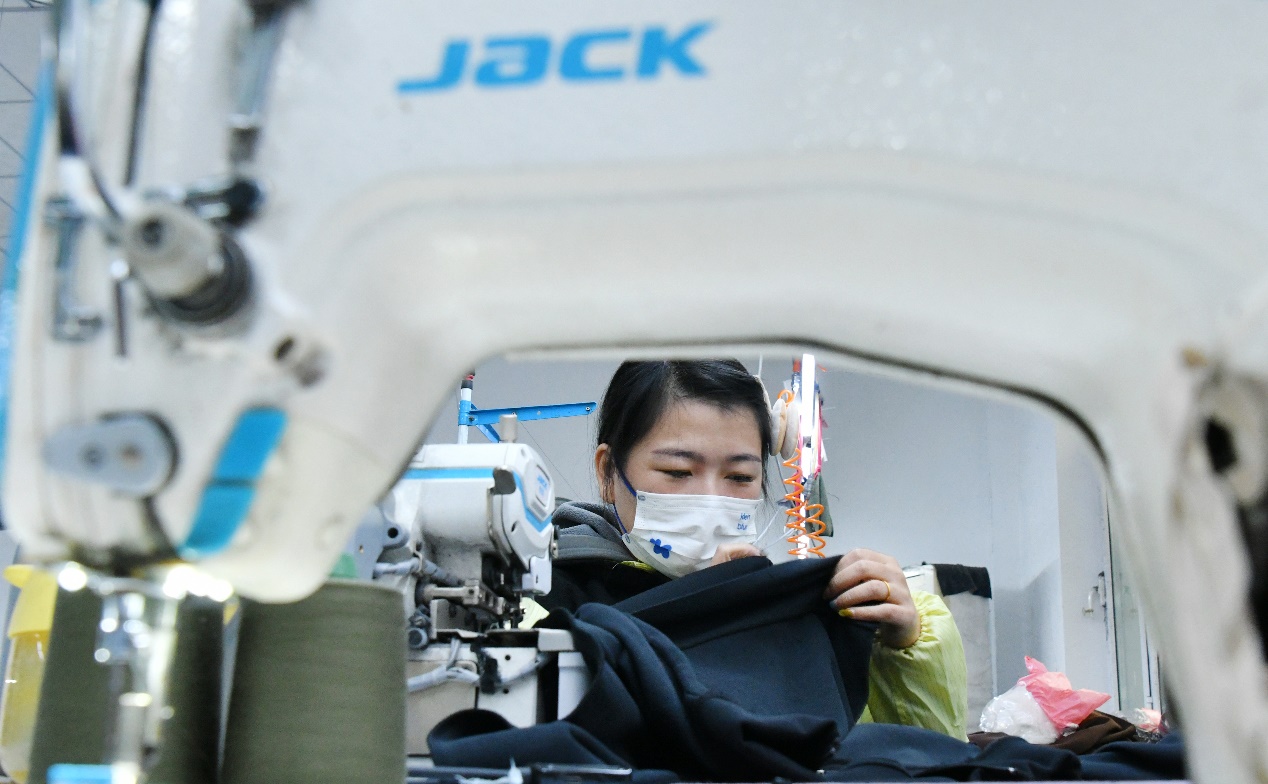 10月22日，工人在肃宁县一家针纺服装企业生产车间工作。苑立伟摄