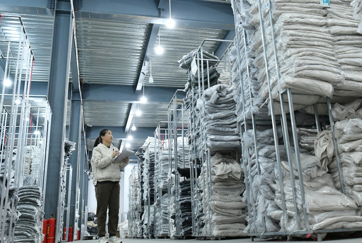 10月22日，工人在肃宁县一家针纺服装企业库房工作。苑立伟摄