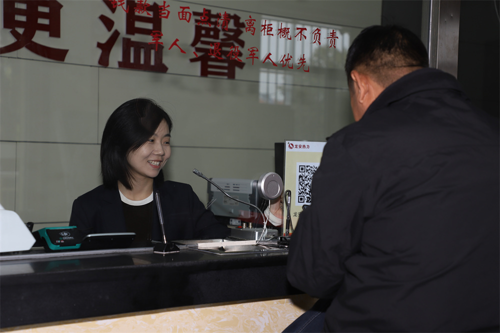 在河北省孟村回族自治县沧州承热龙安热力有限责任公司服务大厅内，工作人员正在为市民办理业务。杨洋摄