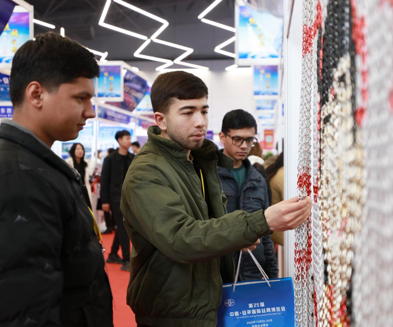 10月22日，外国客商参观丝网相关产品。陈月振 摄