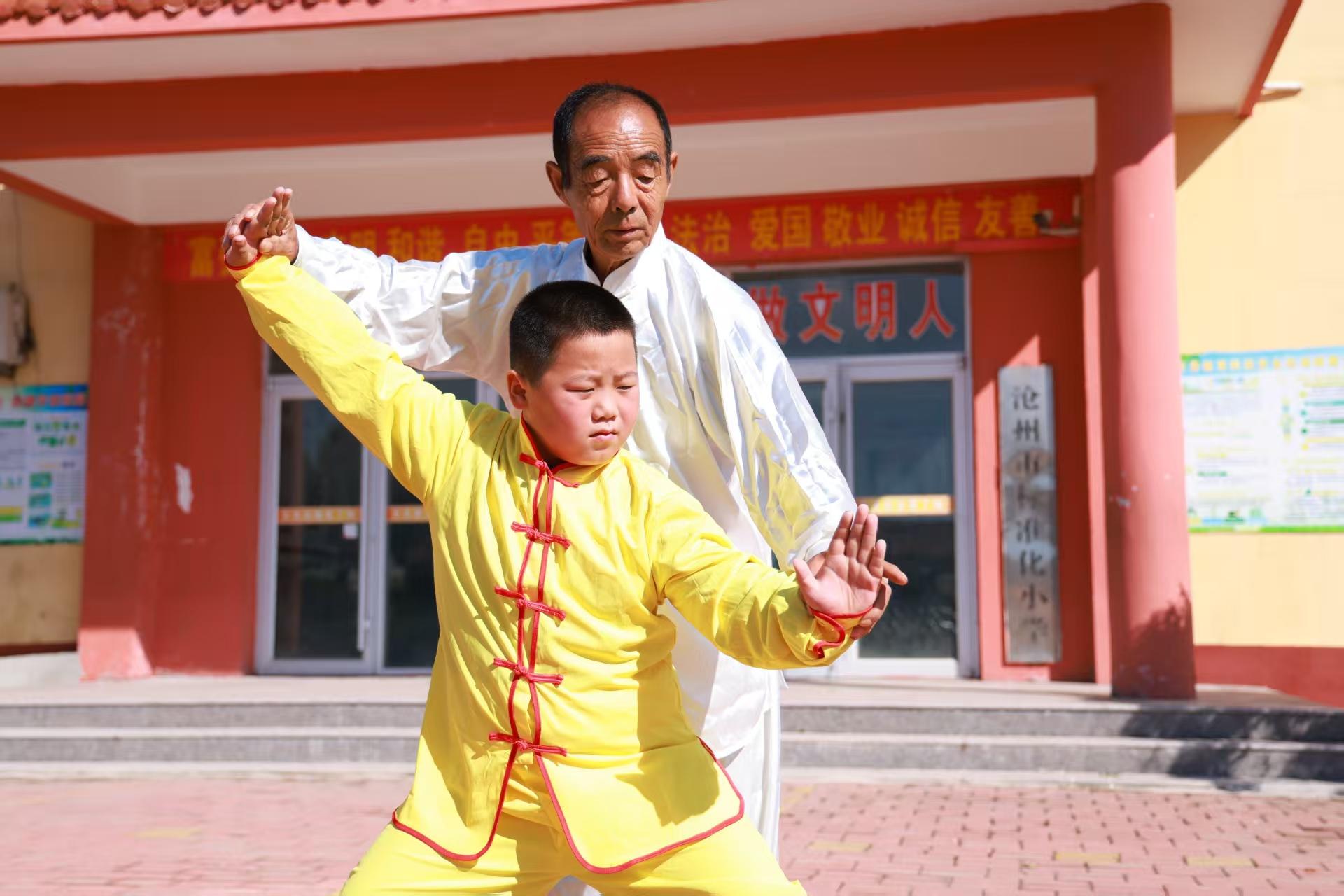 郭庆和正在教导学生们学习功力拳。刘国斌摄