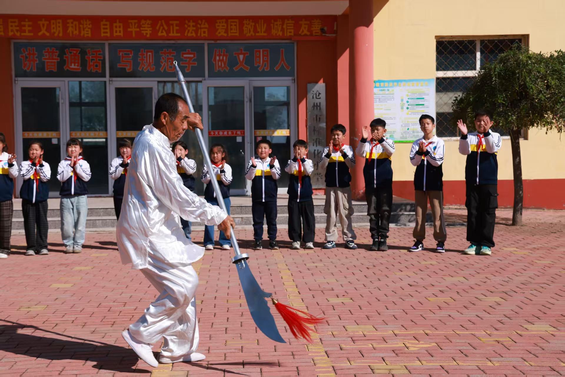 郭庆和为学生们演示八路刀技法。刘国斌摄