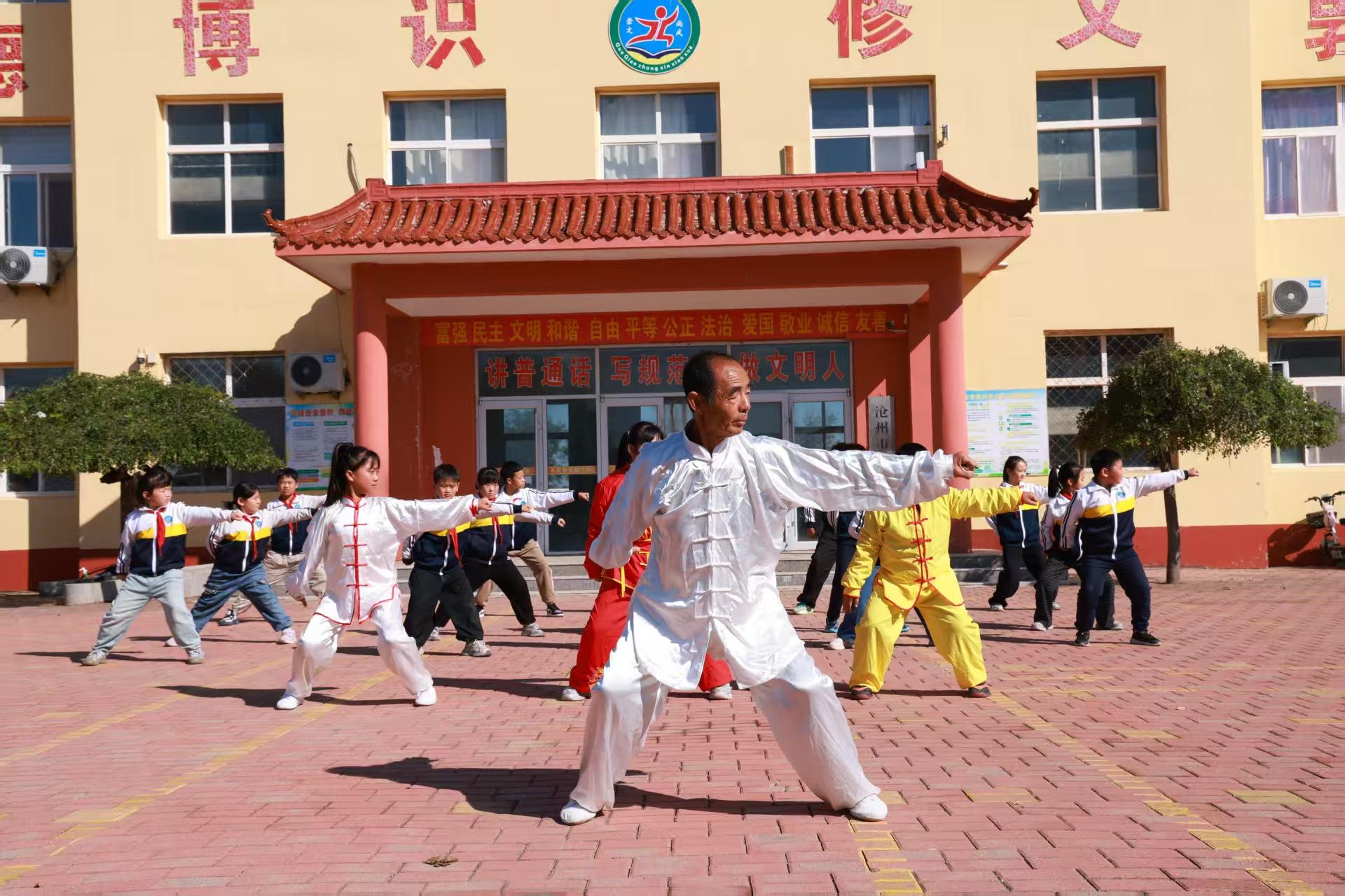 郭庆和和学生们在练习功力拳。刘国斌摄