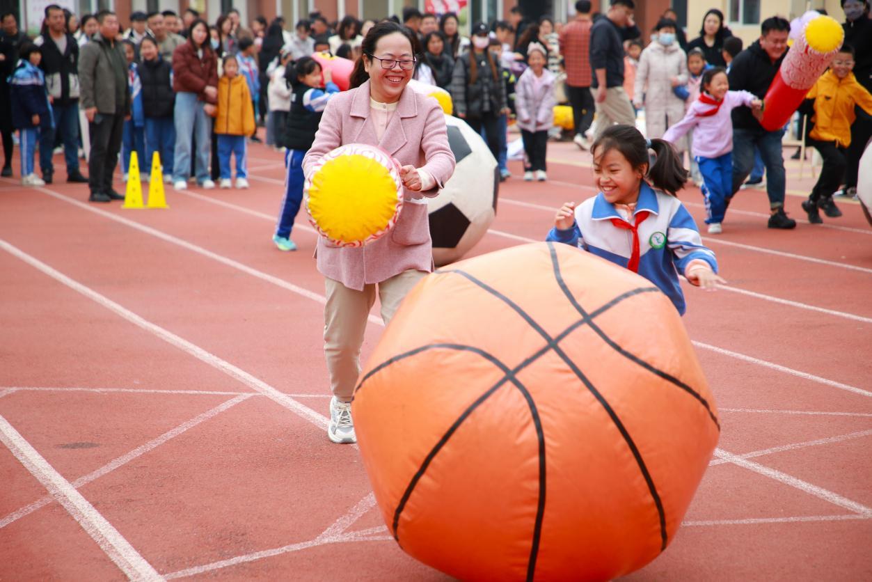 一位家长正在和孩子参加一路向前项目。殷实摄