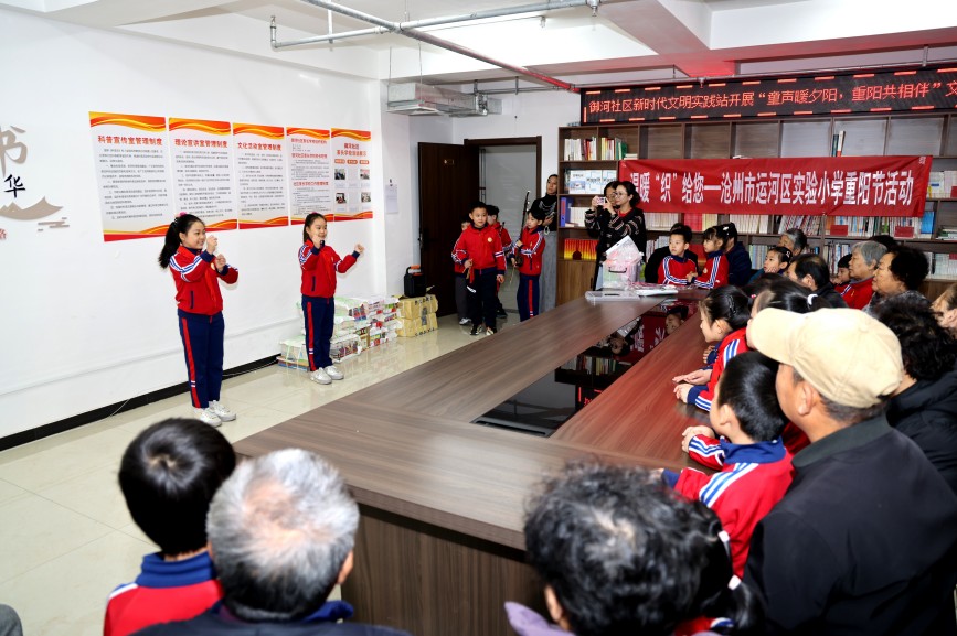 孩子们为社区老人带来精彩的才艺表演。杨洋摄