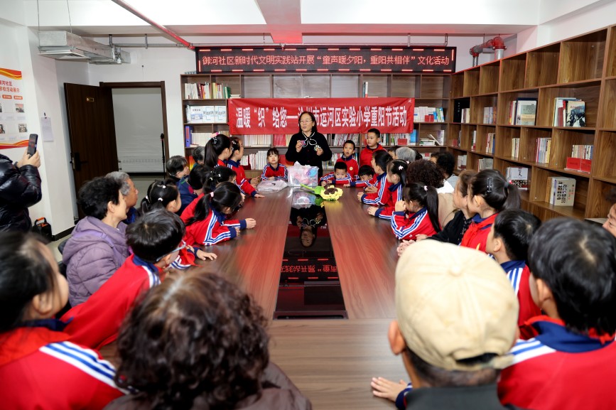 编织老师为老人和孩子讲解手工技巧。杨洋摄