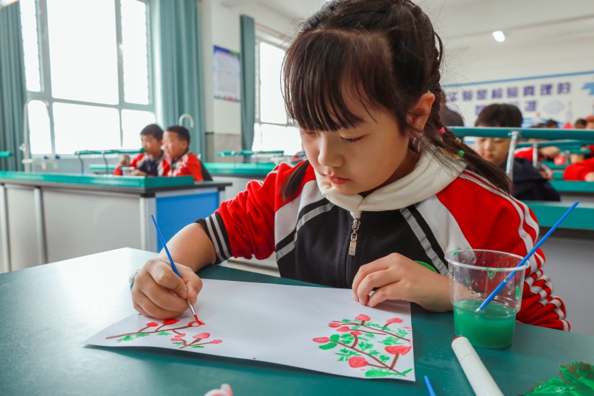 肃宁县河北留善寺镇希望小学学生在绘制山楂树。郭春朝摄