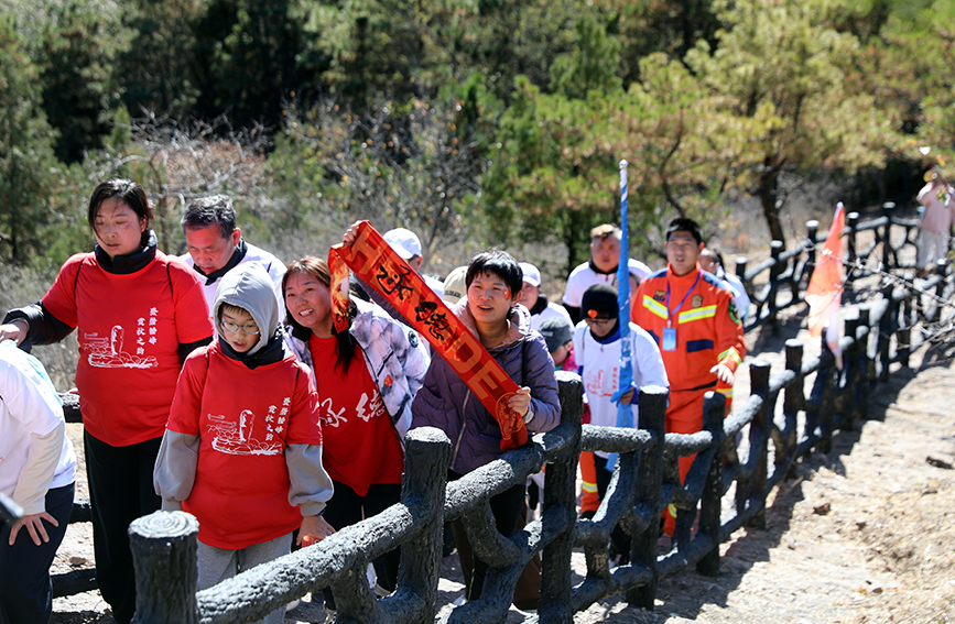 登山现场。王宗楠摄