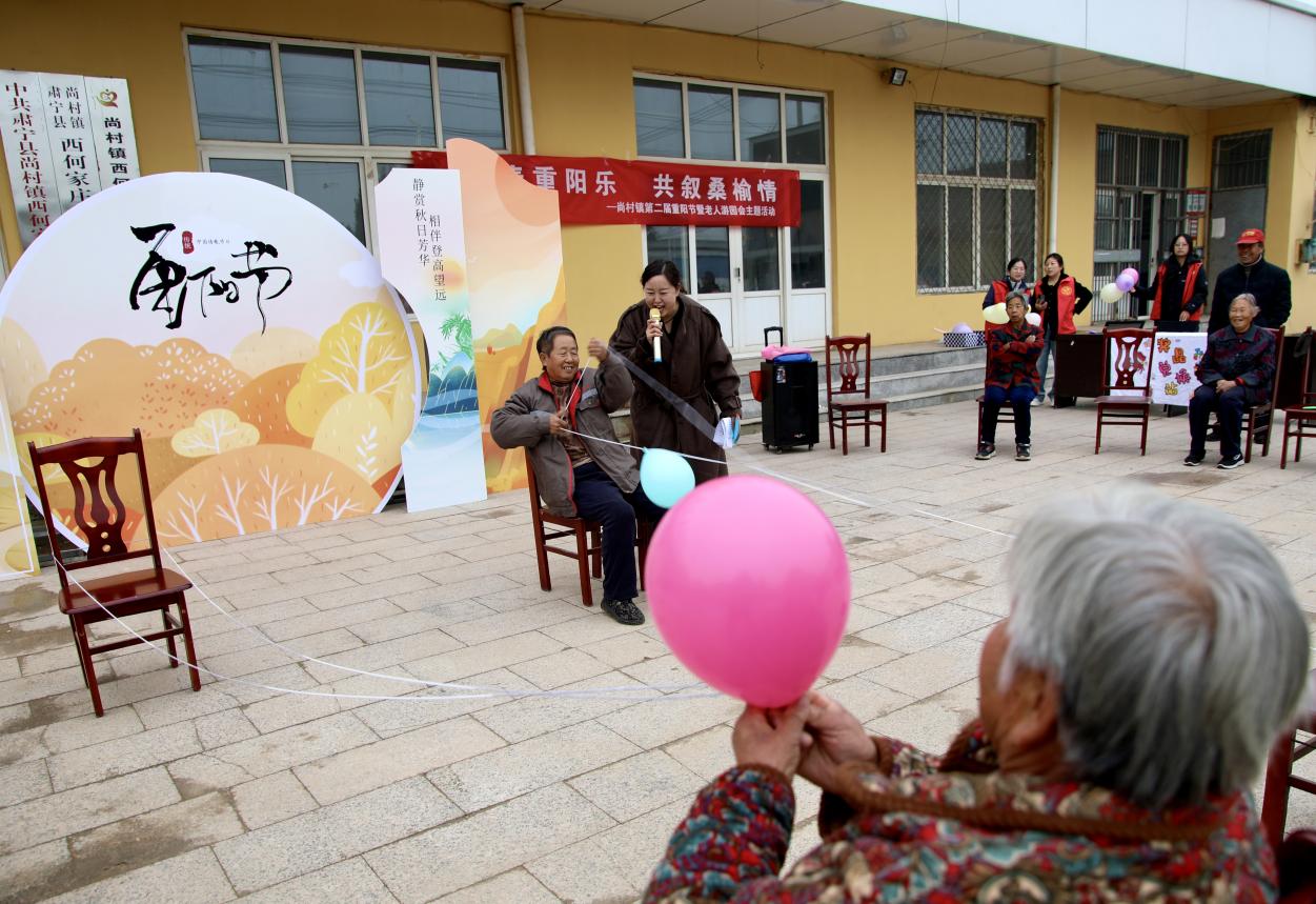 老人在参与趣味游戏“气球快跑”。刘巨雷摄