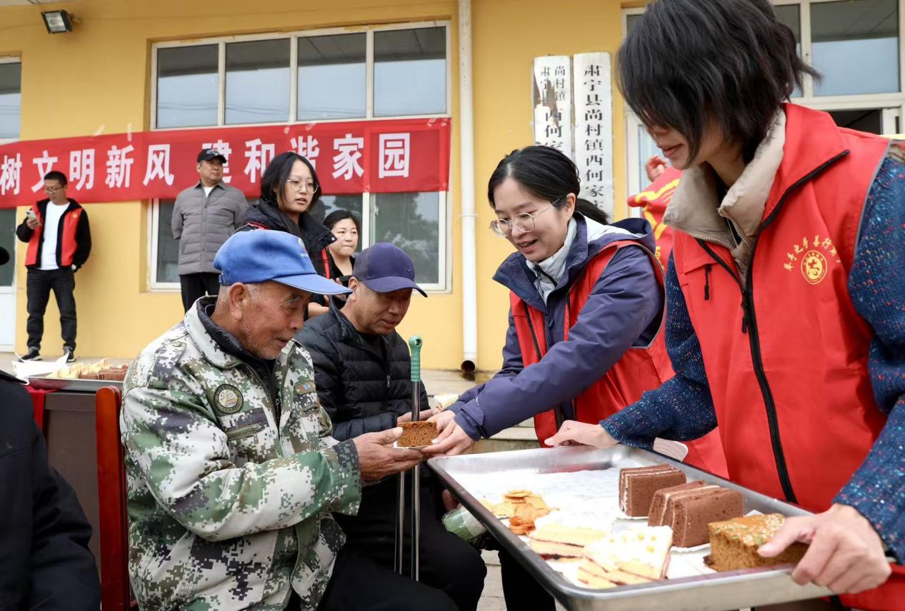 志愿者为老人送上重阳糕点。刘巨雷摄