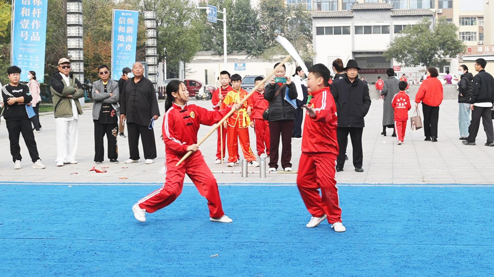 参赛选手在场上表演。韩娟娟摄