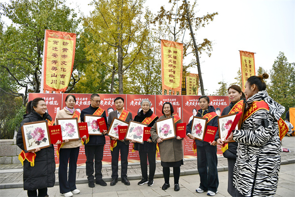 10月29日,在啟動儀式后,受表揚的道德模范交流心得體會。梁玉水攝