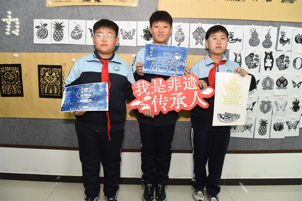 学生展示自己的作品。胡祝源摄