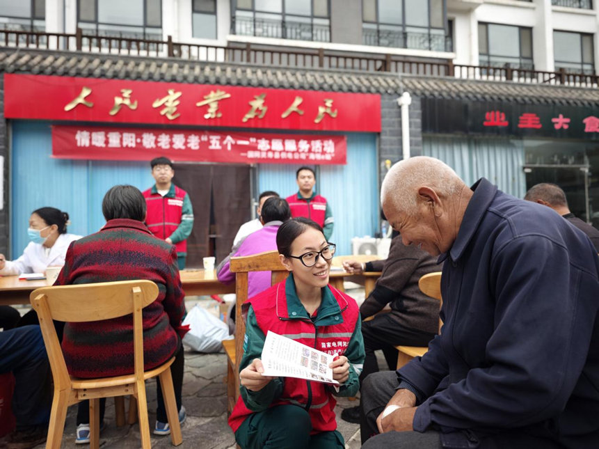 國網靈壽縣供電公司志願服務隊員在車谷坨村“海明e站”為村民提供義診等服務。單文忠攝