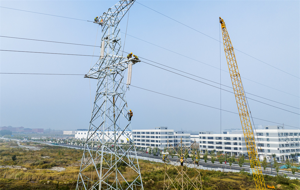 10月29日,河北省邯郸市复兴区丰泽路配电网升级改造工程二期夏齐线段线路迁改项目现场,工人在紧张施工。聂长青摄