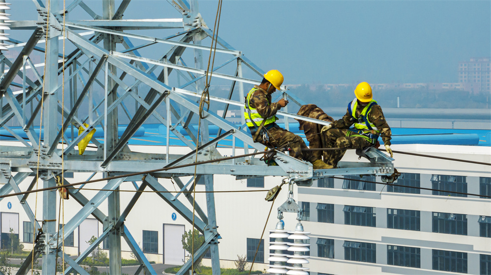 10月29日,河北省邯郸市复兴区丰泽路配电网升级改造工程二期夏齐线段线路迁改项目现场,工人在紧张施工。聂长青摄