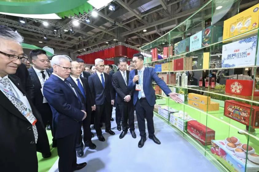 澳门特别行政区行政长官岑浩辉一行视察河北展区。席勤摄