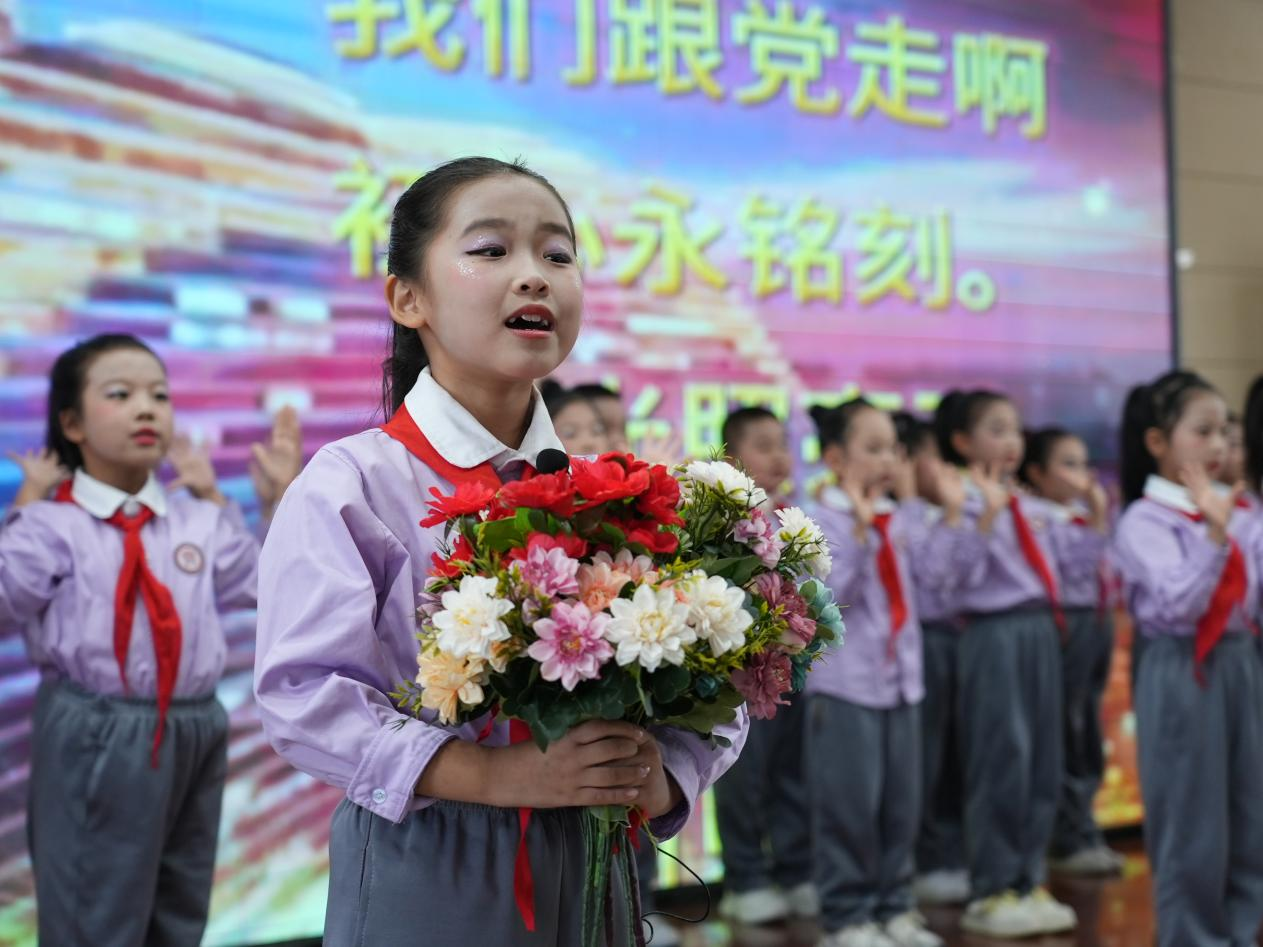 沧州市兴沧小学的学生们演唱歌曲《星耀沧澜党心红》。刘凤清摄