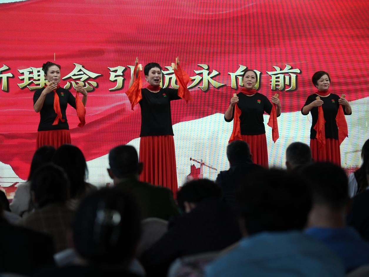 沧州市新华区华油社区居民表演快板《新理念引航永向前》。刘凤清摄