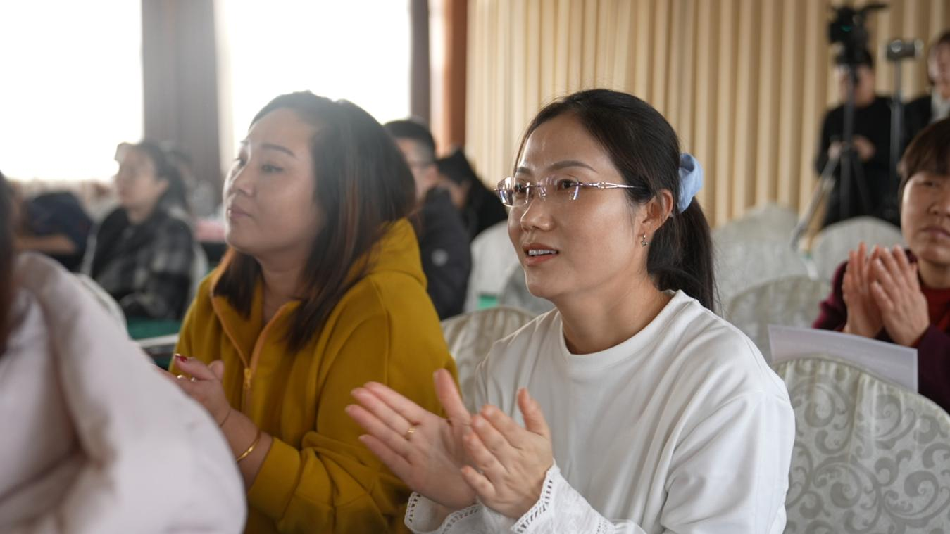 精彩的讲述赢得台下观众阵阵掌声。刘凤清摄