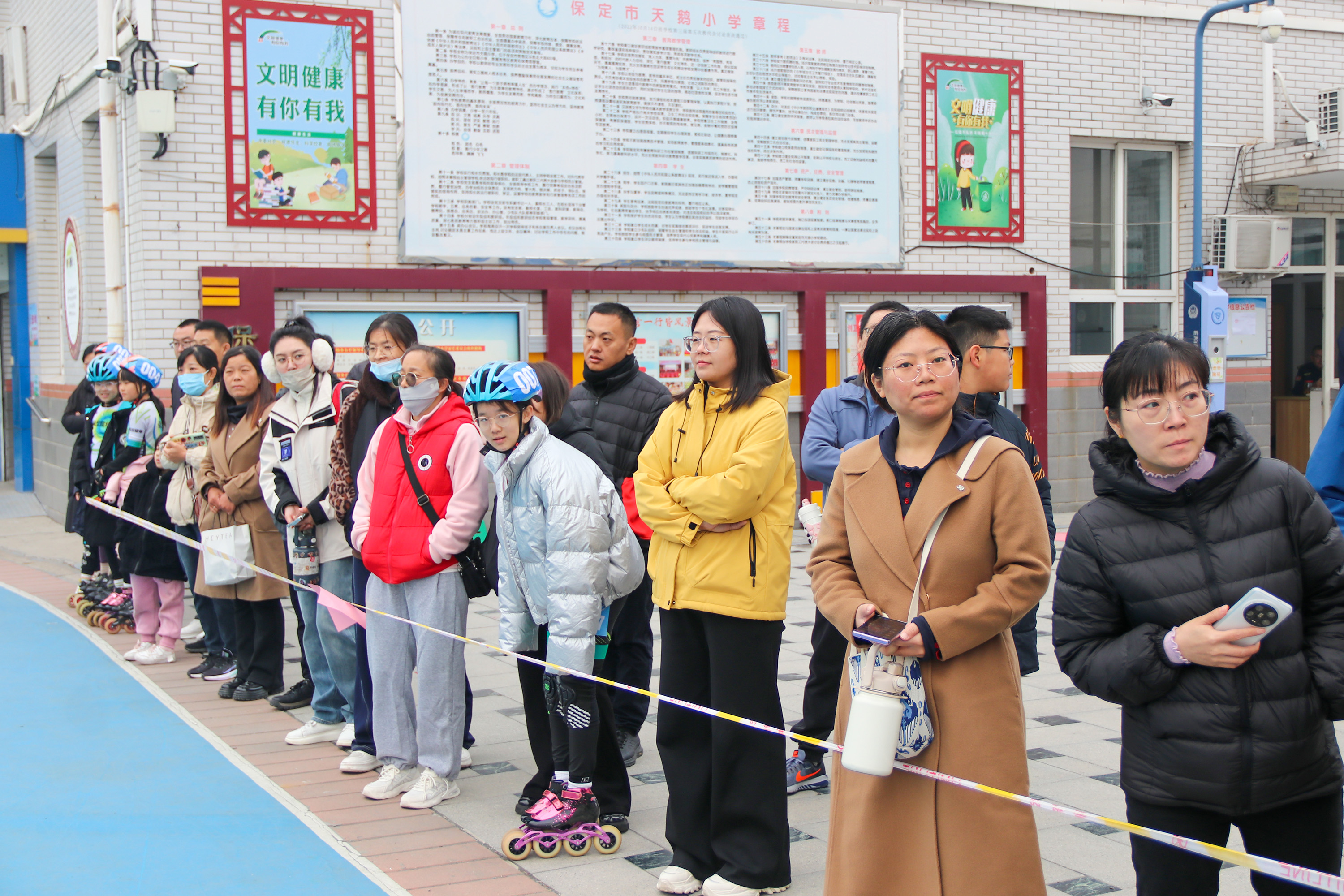 10月25日，选手家属在场外观赛。魏宇彤摄