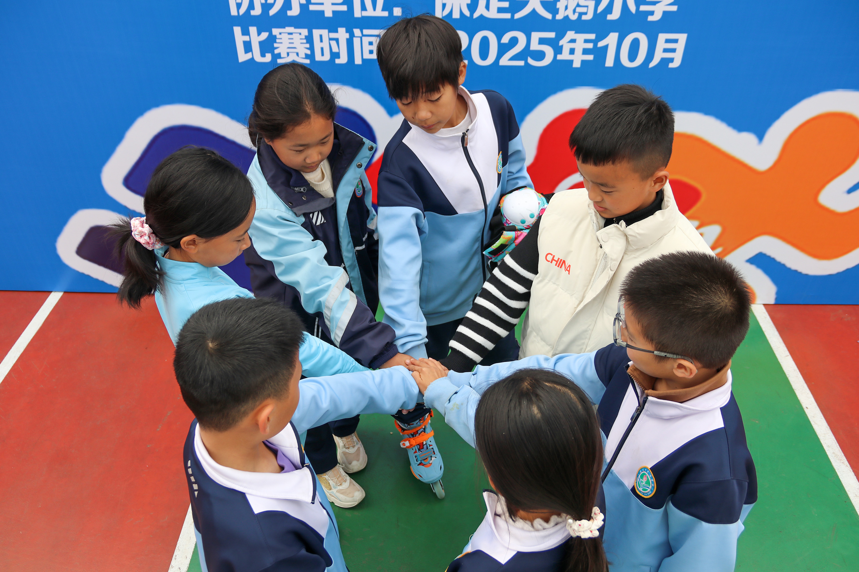 10月25日，比赛开始前，选手们为同学助威。魏宇彤摄