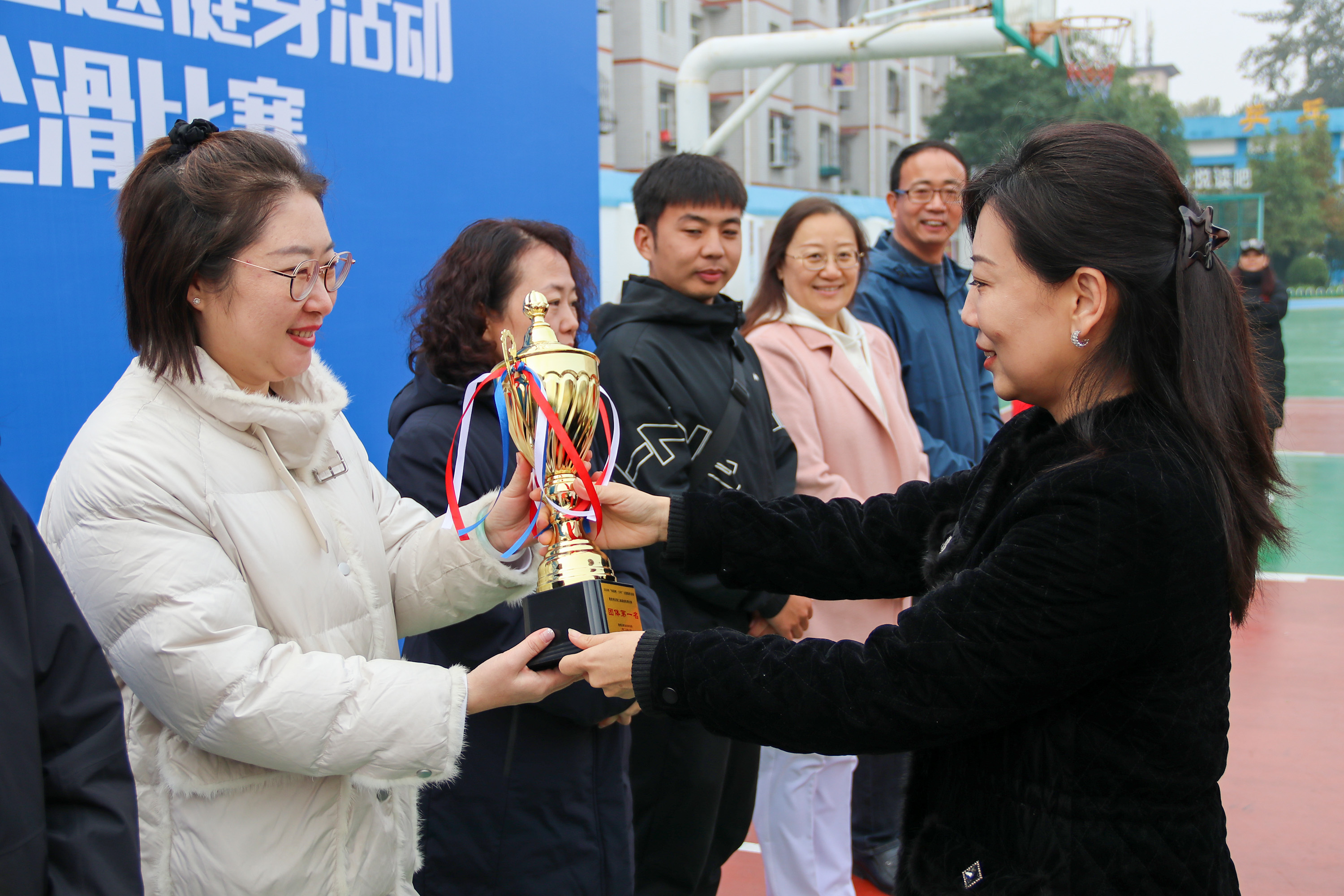 10月25日，保定市复兴小学荣获团体冠军。魏宇彤摄